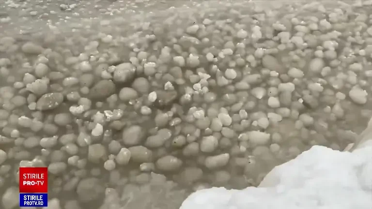 Fenomen bizar în Canada. Un lac întreg s-a umplut cu bile de gheață, care pot ajunge să cântărească zeci de kilograme