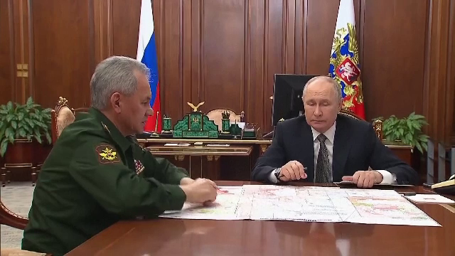 Vladimir Putin felicită militarii care îi execută în tranșee pe ucrainenii neînarmați. ”Noi mereu am acționat în acest fel”