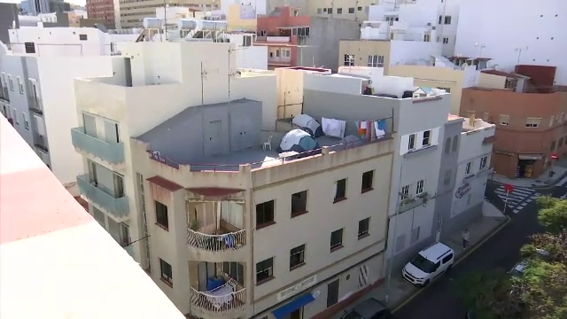 Ce pățesc locuitorii din Tenerife care profită de turiști. Luau 15 euro pentru a-i lăsa să pună cortul pe acoperiș