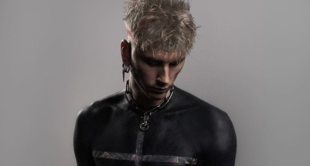 Machine Gun Kelly și-a tatuat partea de sus a corpului complet neagră, „doar cu scopuri spirituale” | FOTO