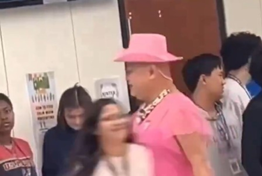 Un profesor de chimie a fost filmat în rochie la cursuri. Ce sancțiune a primit după ce imaginile au devenit virale