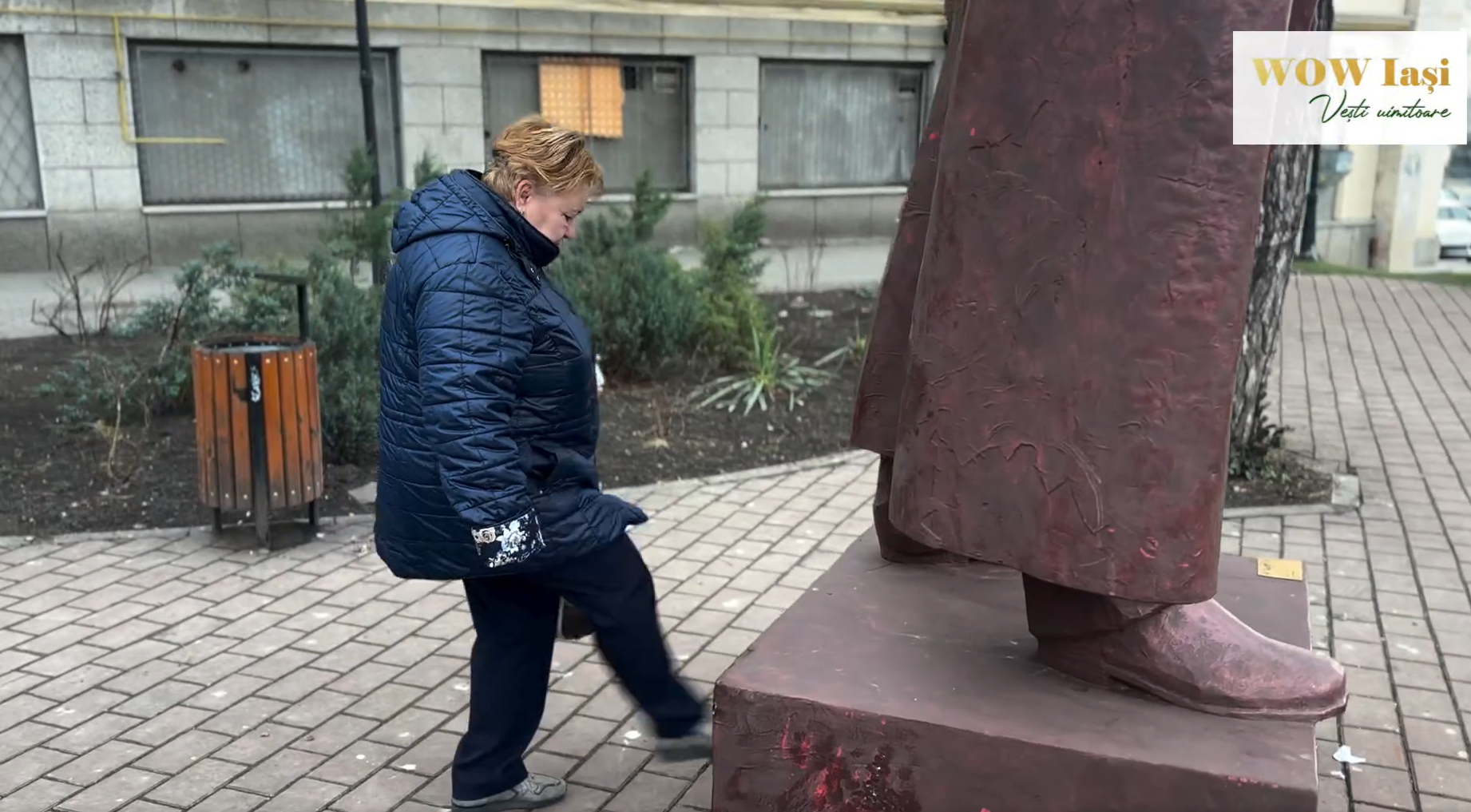 Dosar penal în cazul femeii din Iaşi care loveşte cu piciorul o statuie expusă în centrul oraşului