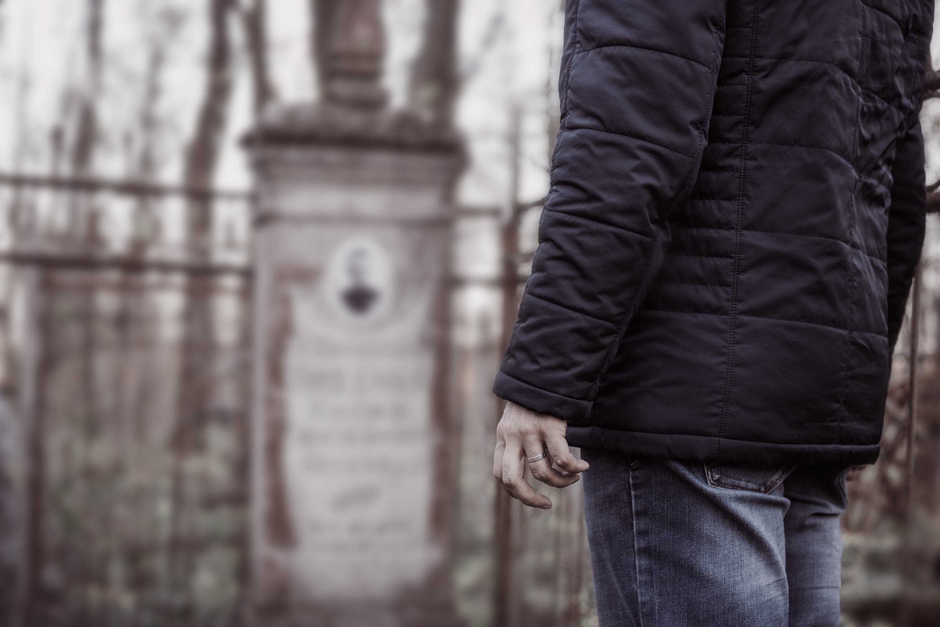 Un gropar este acuzat că exhuma cadavre pentru a revinde locurile de înmormântare. Cât ar fi cerut pentru un mormânt