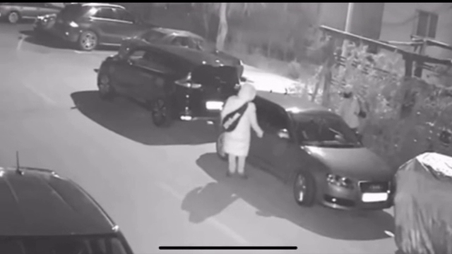 Momentul în care doi indivizi încearcă portierele mașinilor parcate, în Tecuci. Tinerii încă nu au fost identificați