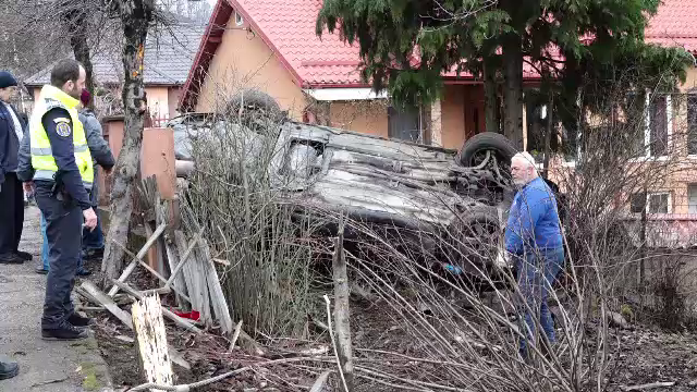 O mașină a distrus garduri și o țeavă de gaz în Baia Mare, înainte de a plonja pe spate în curtea unei case