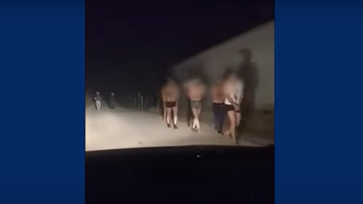 Zeci de migranți dezbrăcați și obligați să iasă noaptea din țară pe ger, în apropiere de România VIDEO