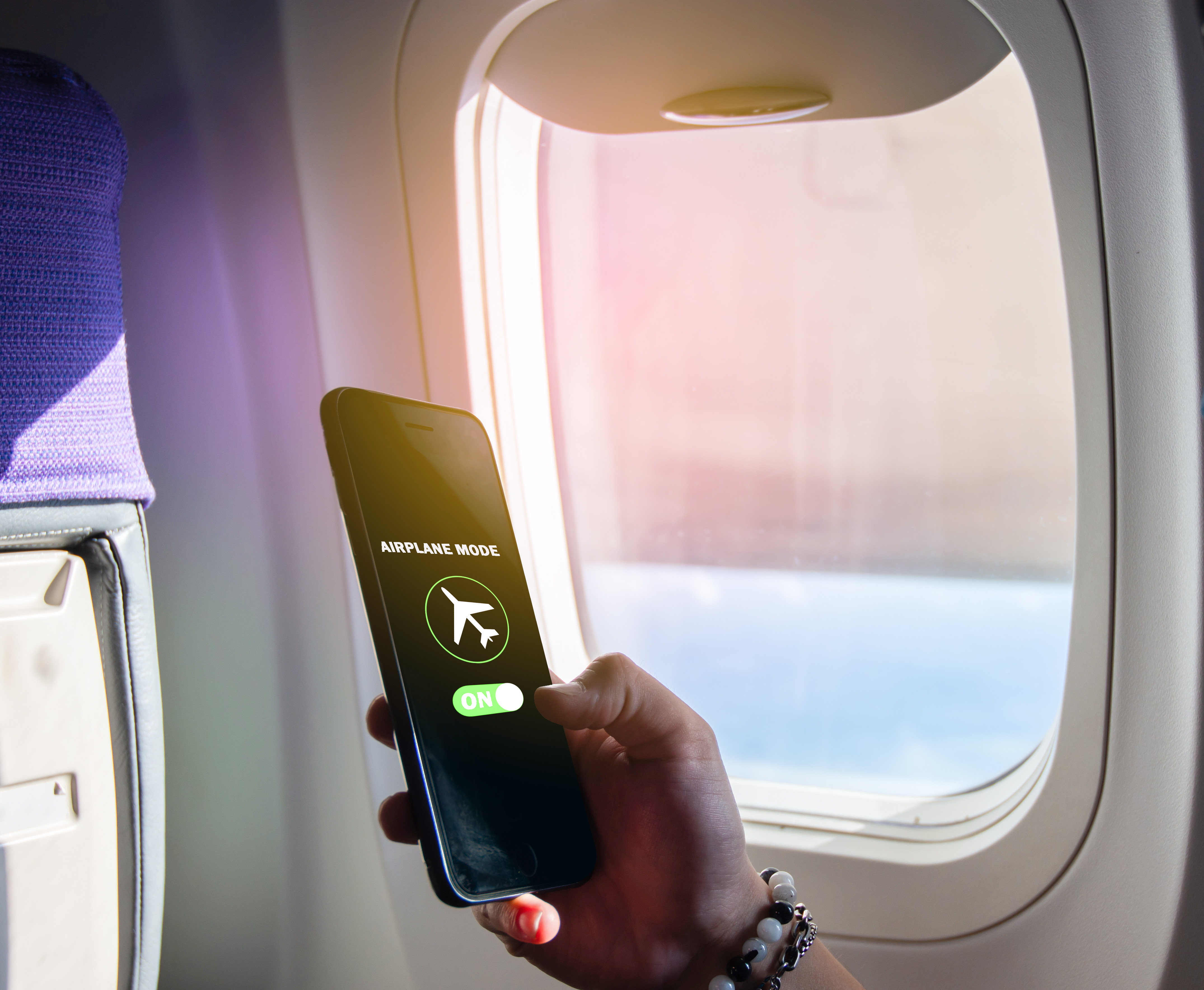 Ce se întâmplă dacă nu treci telefonul pe mod avion în timpul unui zbor