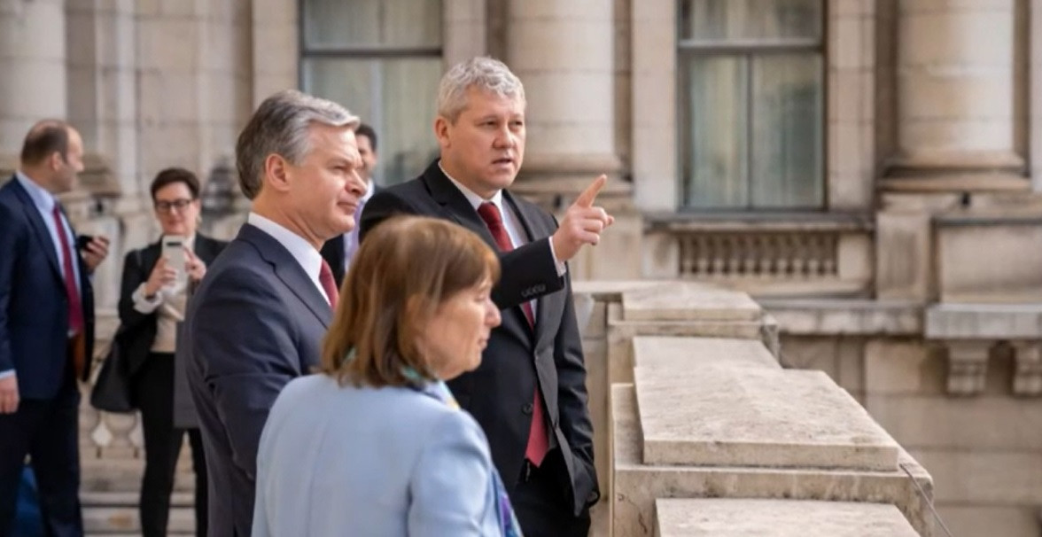 Polițiștii români ar putea fi pregătiți de FBI. Șeful agenției federale s-a întâlnit cu ministrul Predoiu, la București