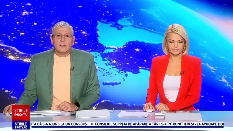 Momentul în care doi indivizi încearcă portierele mașinilor parcate, în Tecuci. Tinerii încă nu au fost identificați