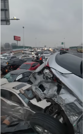 Carambol cu peste 100 de maşini pe o autostradă acoperită de gheaţă. Mai multe persoane au fost rănite. VIDEO