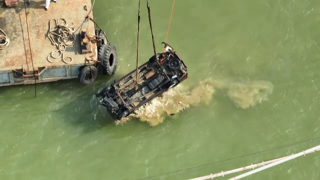 Cel puțin 5 morți și 3 dispăruți, după ce o navă cargo a lovit piciorul unui pod rutier, în China