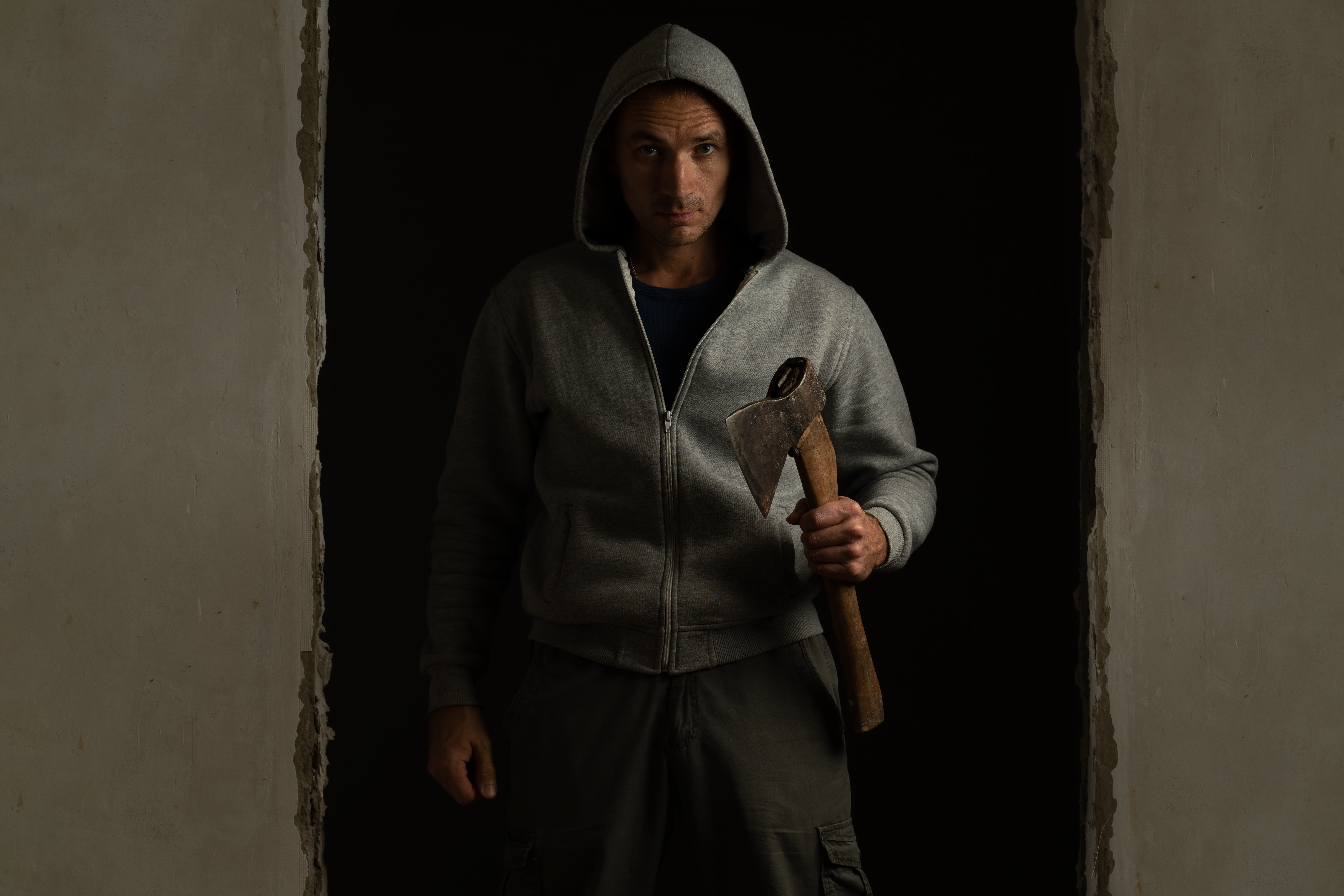 Un sucevean supărat că avea netul slab a tăiat cu toporul toate cablurile din bloc. Urmarea este șocantă