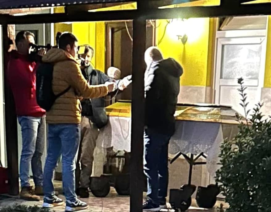 Un bărbat din Bihor s-a dus peste primar cu un mort în coșciug să îl îngroape. Cine era persoana decedată | FOTO