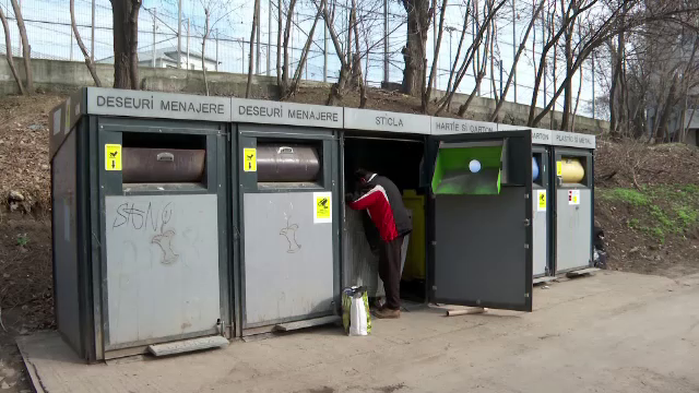 Oamenii străzii iau PET-urile din gunoi și le duc la reciclat. „Înseamnă un furt”