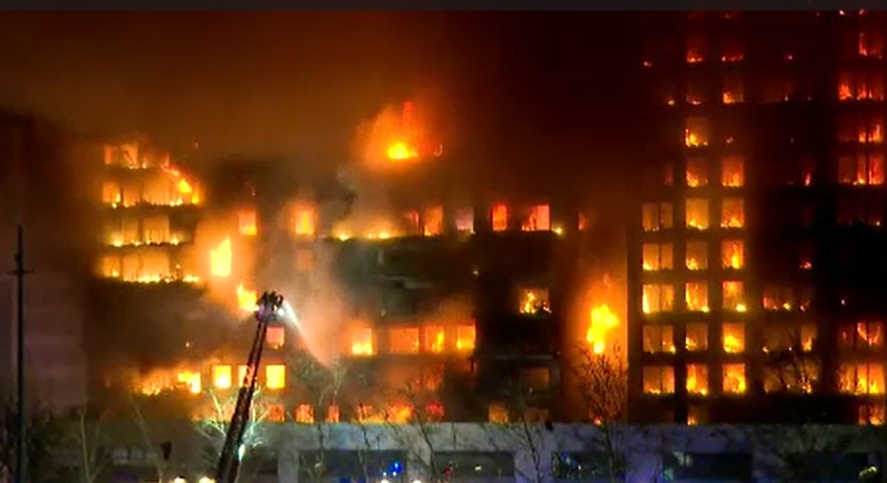 "Cel mai rău film de groază". Mărturia româncei care administrează complexul mistuit de foc în Valencia