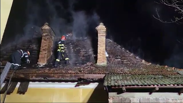 Incendiu izbucnit de la o candelă. O casă parohială din Piatra Neamţ a fost mistuită de flăcări