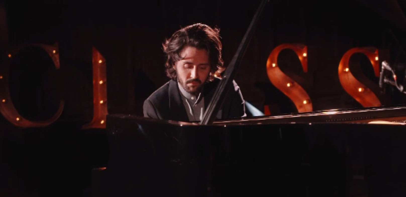 Festival inedit la Iași. Un pianist francez improvizează piese muzicale pornind de la picturi