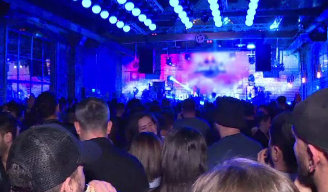 Competiție a DJ-ilor, într-un club din București. În Occident e deja tradiție
