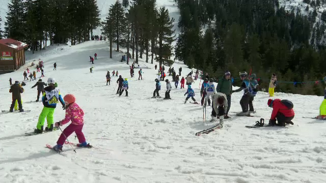 „Ne bucurăm de zăpadă”. În ciuda căldurii, turiștii încă schiază pe pârtiile din România. Cât costă accesul pentru o zi