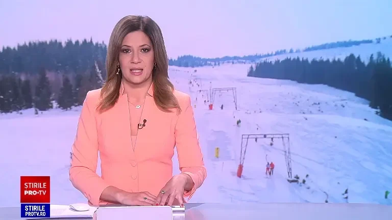 „Ne bucurăm de zăpadă”. În ciuda căldurii, turiștii încă schiază pe pârtiile din România. Cât costă accesul pentru o zi