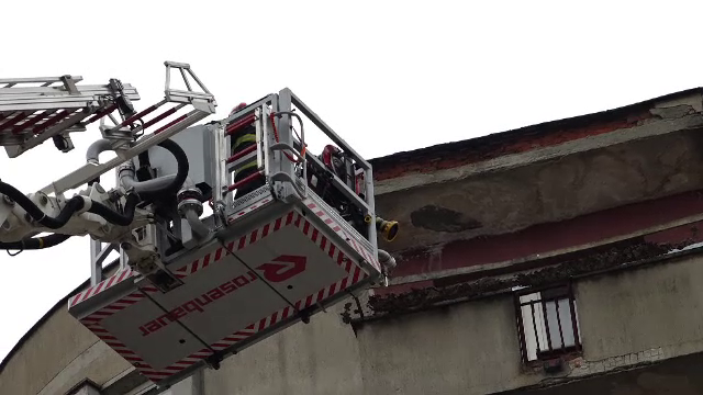 Bucăți de tencuială, căzute pe un trotuar din Baia Mare. Oamenii se tem să mai treacă pe sub balcoane: Cade la cineva în cap