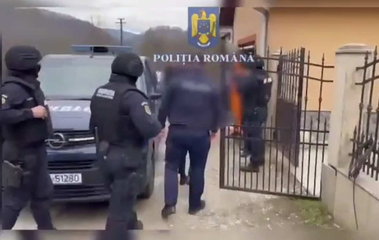 Arsenal într-o locuință din Rusca Montană și o mașină declarată furată. Doi bărbați au ajuns după gratii