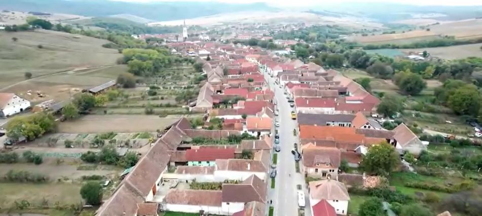 Comuna de poveste din România, unde se trăiește ca în Germania. O casă bătrânească ajunge să coste și 100.000 de euro