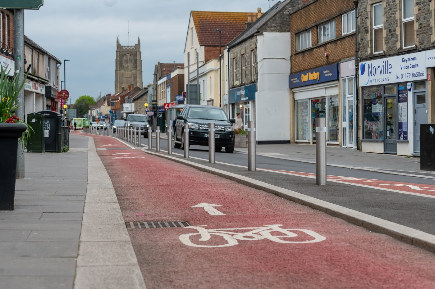 Iluzia optică care i-a derutat masiv pe locuitorii unui oraș. Oamenii se împiedică în timp ce merg pe stradă