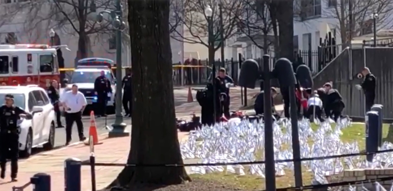 Un bărbat şi-a dat foc în faţa ambasadei Israelului la Washington. Imaginile surprinse la fața locului | VIDEO