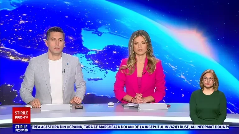 Bucăți de tencuială, căzute pe un trotuar din Baia Mare. Oamenii se tem să mai treacă pe sub balcoane: Cade la cineva în cap