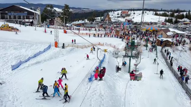 Weekend plin la munte. Turiștii se bucură de vremea bună și de zăpadă. „E multă adrenalină pe placă”