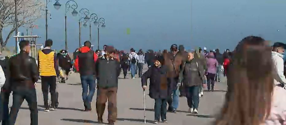 Vreme de primăvară pe litoral. Faleza Cazinoului din Constanța a fost plină de turiști