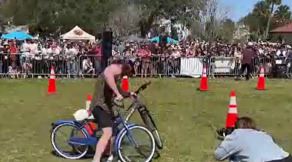 Reputația locuitorilor unui oraș, transpusă în cadrul unui festival. Oamenii au fost puși să fure biciclete și să se bată