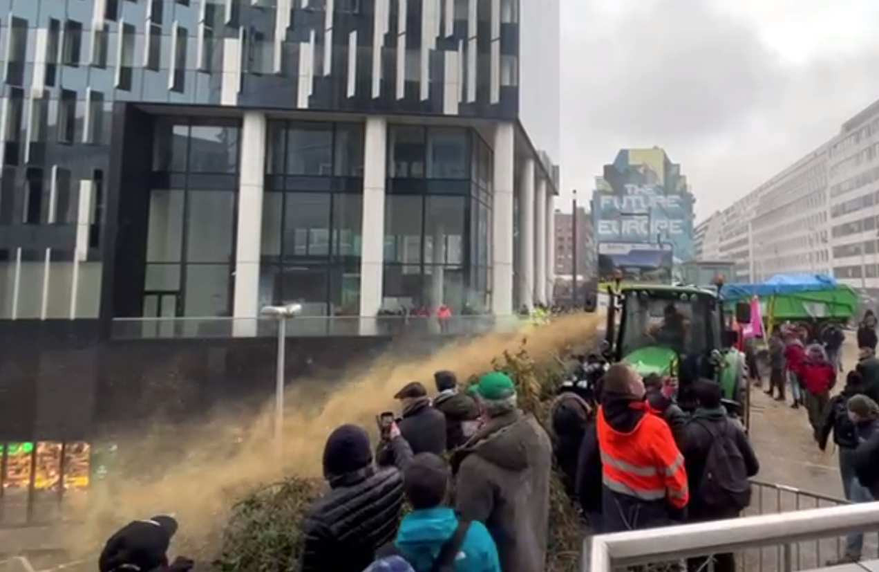 Protest masiv al fermierilor, din nou la sediul UE. Anvelope incendiate și cisterne cu dejecții