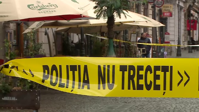 Tânăra desfigurată și abandonată într-un bloc din București ar fi prostituată, iar agresorul un client. Starea victimei