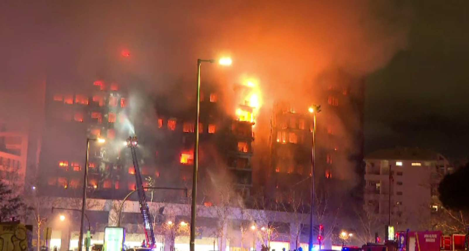 Românii evacuați din blocul ars la Valencia au nevoie de haine. Municipalitatea le pune la dispoziție locuințe