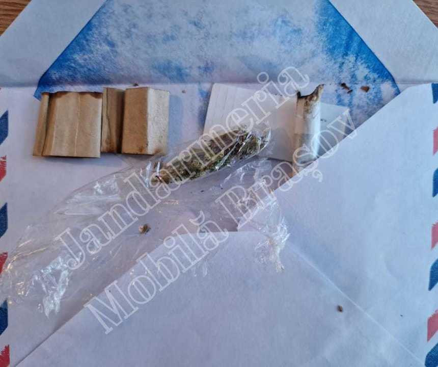 Un bărbat a vrut să vândă droguri în centrul Brașovului. A fost găsit într-un fast-food, după ce o persoană a sunat la 112