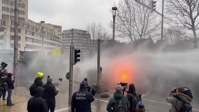 Fermierii au luat cu asalt Bruxelles-ul. Au dat foc la cauciucuri și baloți de paie. Trei polițiști au fost răniți