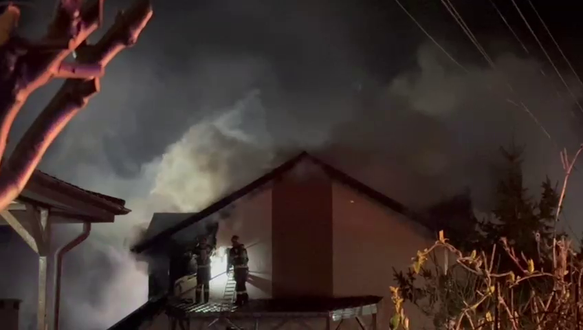 Incendiu la două case din Bragadiru. Pompierii intervin cu opt autospeciale VIDEO