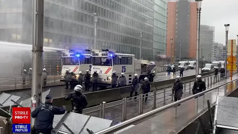 Protest masiv al fermierilor, din nou la sediul UE. Anvelope incendiate și cisterne cu dejecții