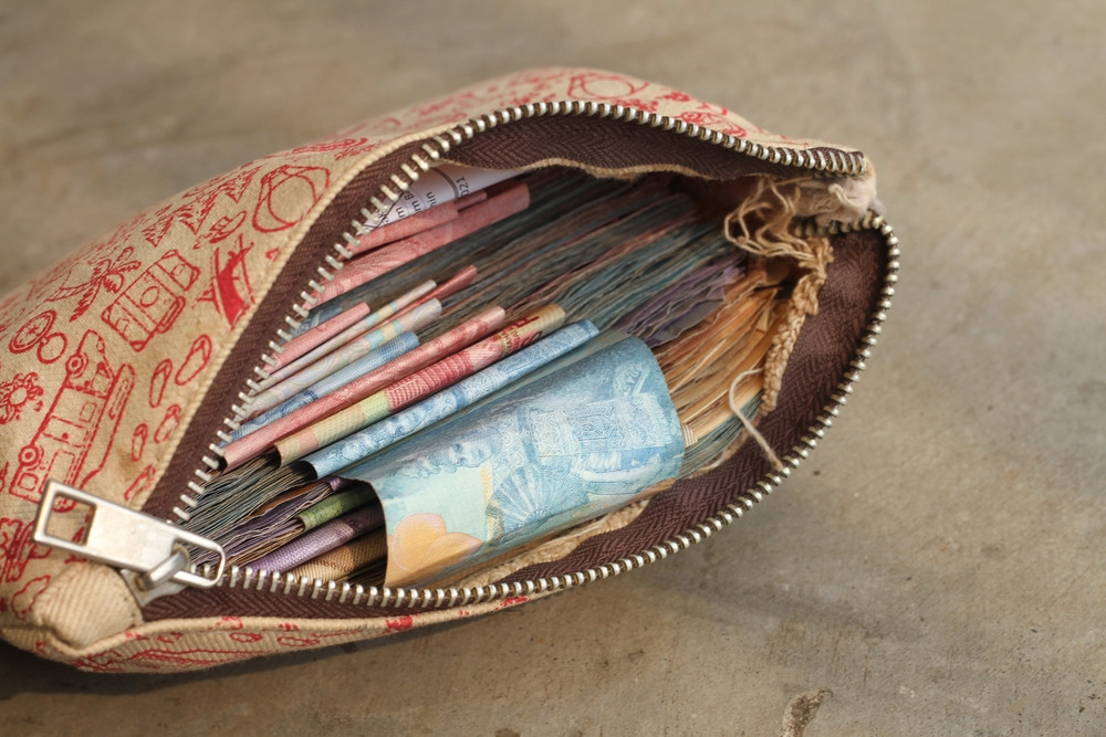 Un polițist a găsit o geantă cu 15.000 de euro într-un centru comercial din Pitești. Ce a urmat