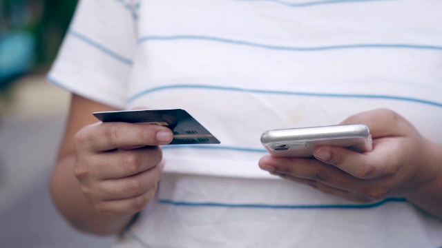 Transfer instant de bani în UE. Românii din străinătate vor putea trimite mai repede bani acasă