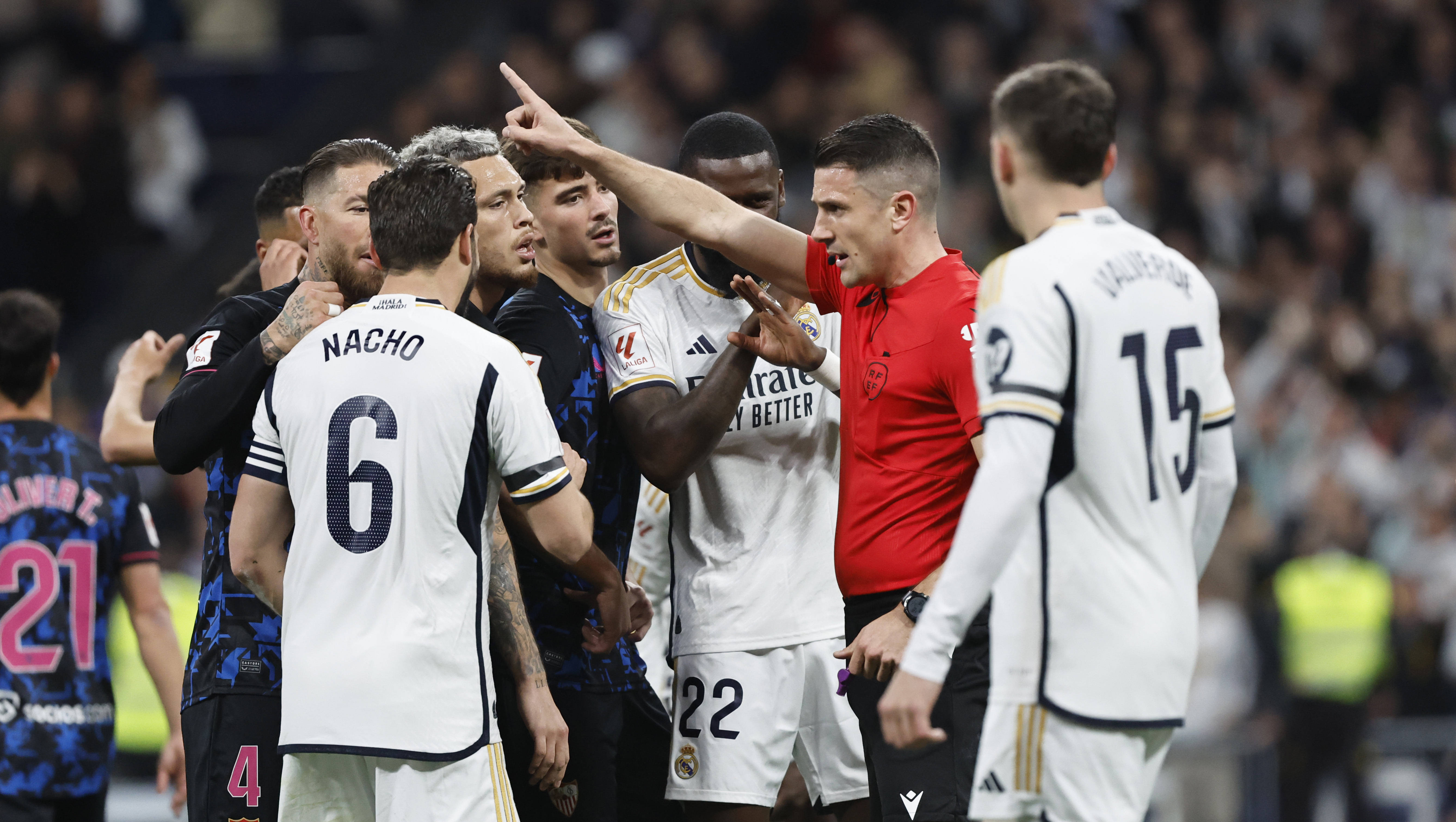Situație uluitoare în Spania. La Liga va da Real Madrid în judecată pentru felul în care își asigură arbitraj favorabil