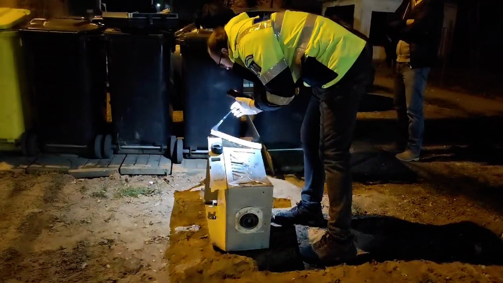 Scandal pe o stradă din Timişoara. Un bărbat a aruncat centrala termică peste maşina unui vecin