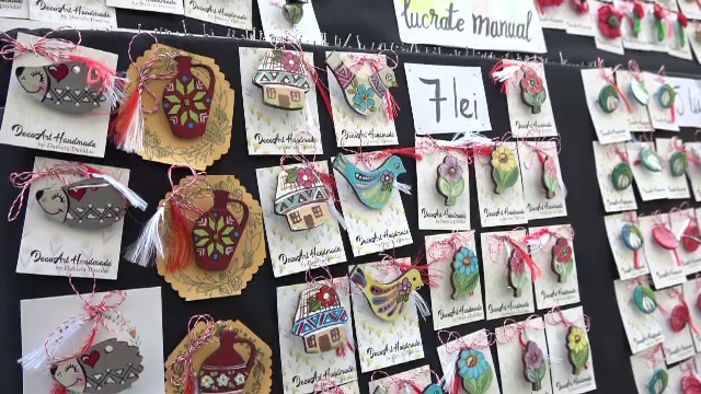 Forfotă la târgurile de mărțișoare. Oamenii pot alege obiecte din lemn sau mărțișoare clasice. „Caut ceva special”