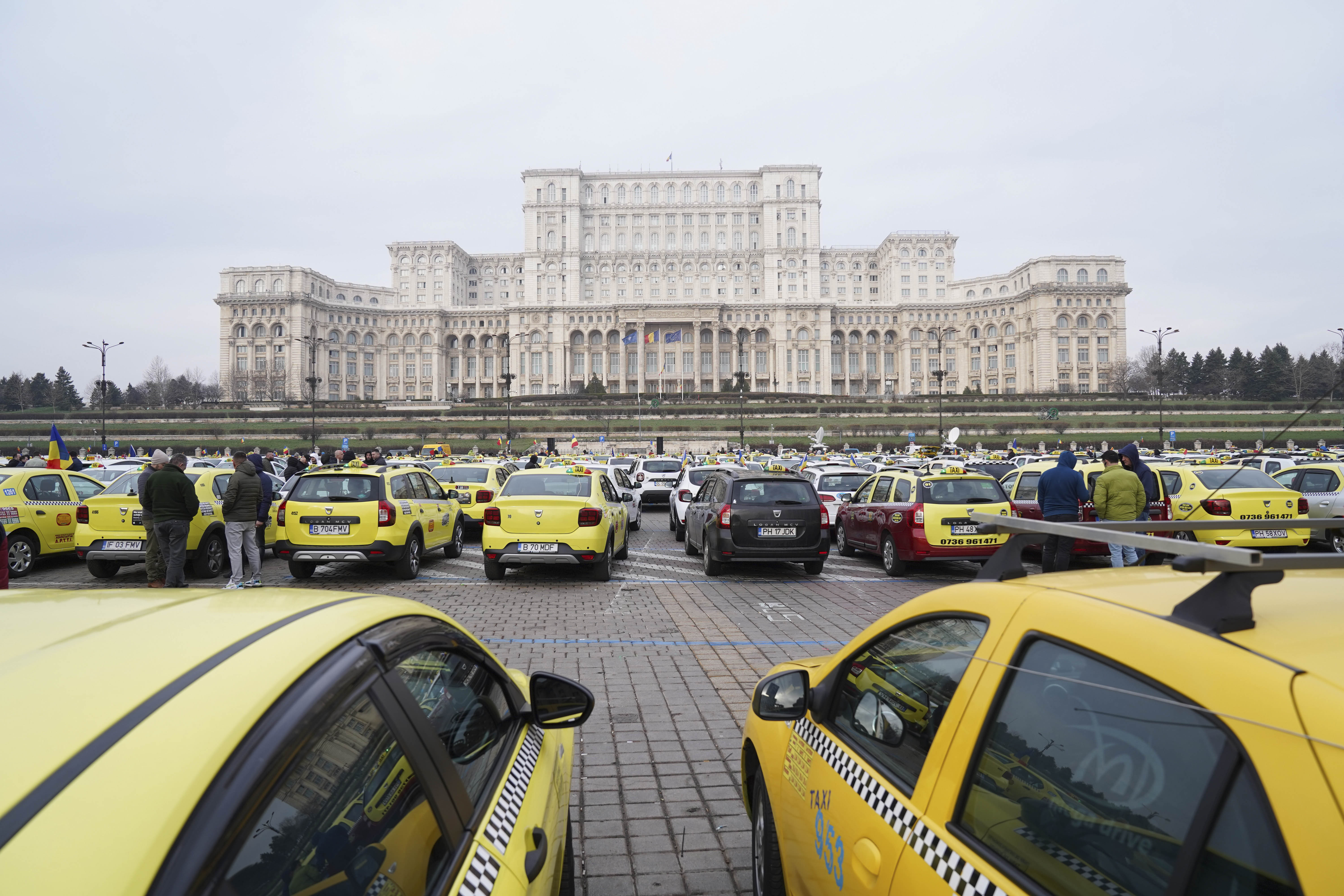 Taximetriști din București, suspectați de transferuri ilegale din aplicațiile bancare ale clienților. 5 persoane cercetate