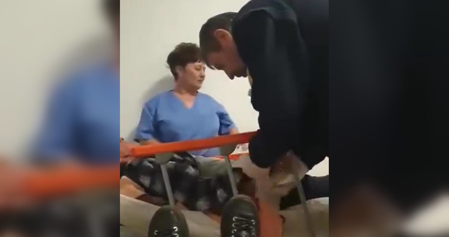 Imagini șocante în Brăila. Un paznic de la spital, filmat când leagă de pat un pacient. Infirmieră: Dus „la nebuni” | VIDEO