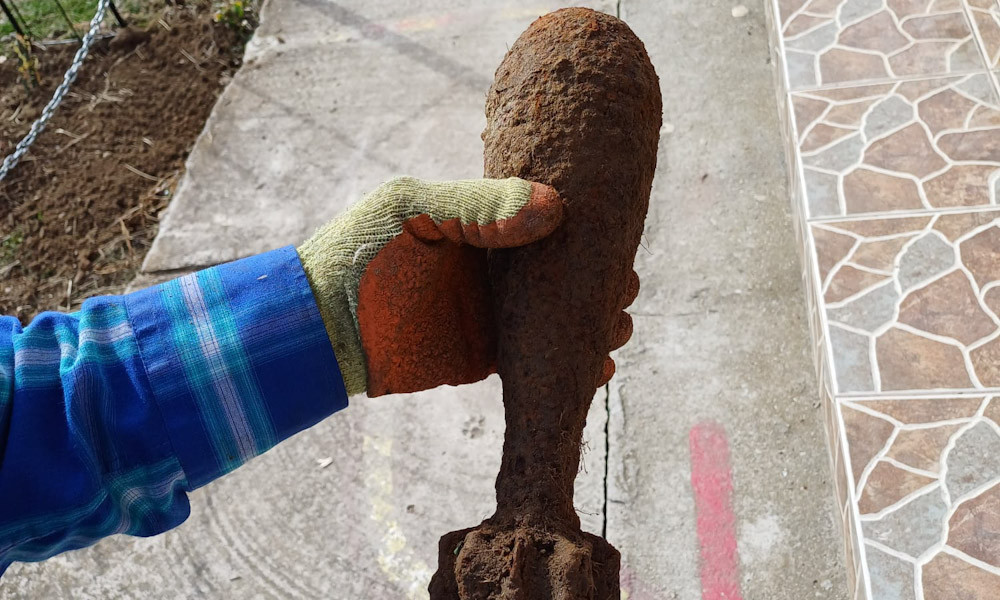 Proiectil găsit în curtea unei școli din Dâmbovița. Elevii au fost evacuați de urgență | FOTO