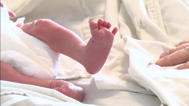 O mamă a primit bebelușul greșit la externarea din spital și și-a dat seama când a vrut să-i schimbe scutecul. Ce a urmat