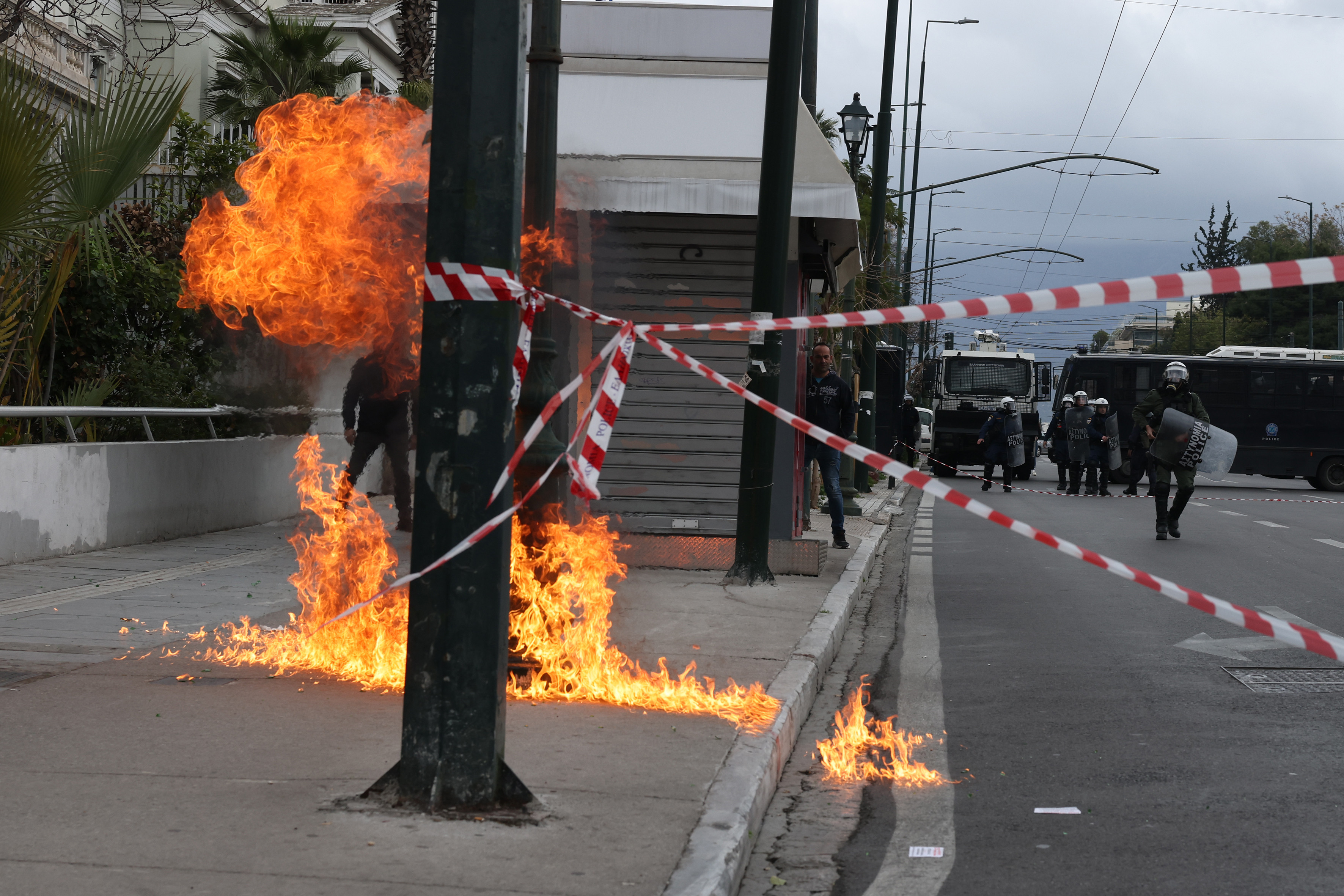 Proteste de amploare în Grecia. 30.000 de oameni în stradă la un an de la cel mai grav accident feroviar din istoria țării